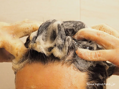 昆布の白髪用カラーシャンプーで髪を洗っているところ
